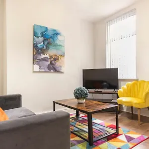 3-bedroom In L15 With Free Parking Liverpool